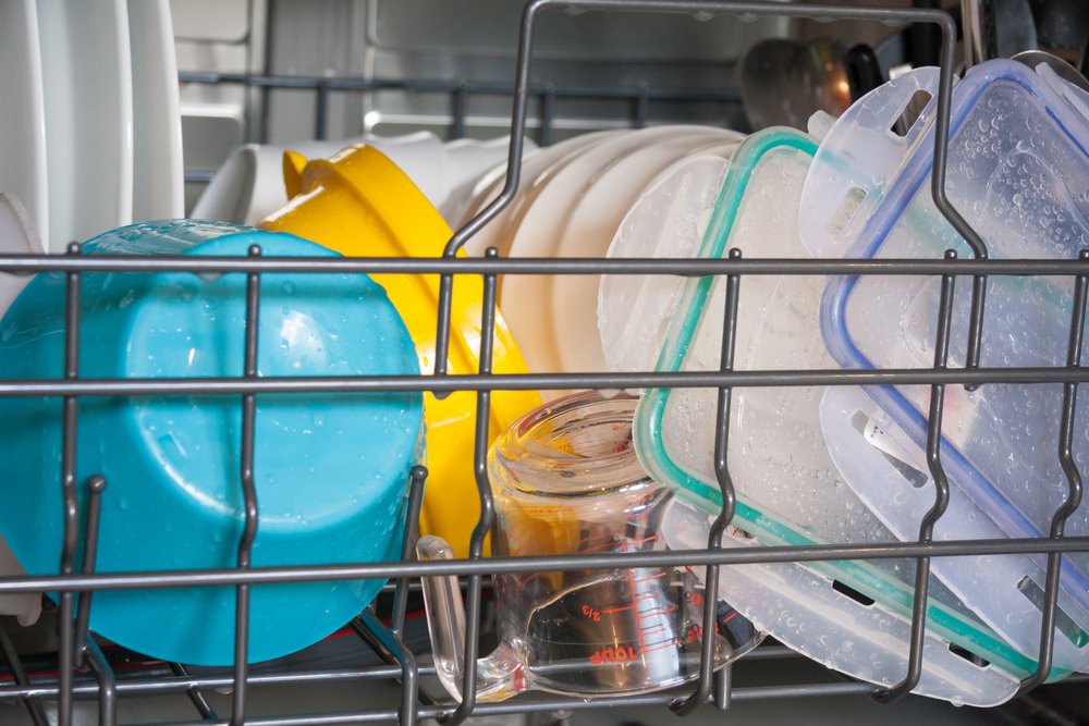 Why does the dishwasher leave my plastic containers dripping?